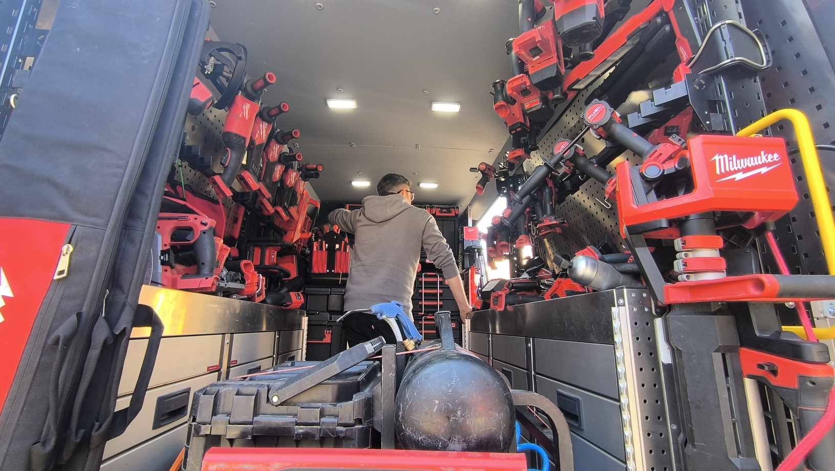 Praca przy drewnie — autentyczny moment z realizacji